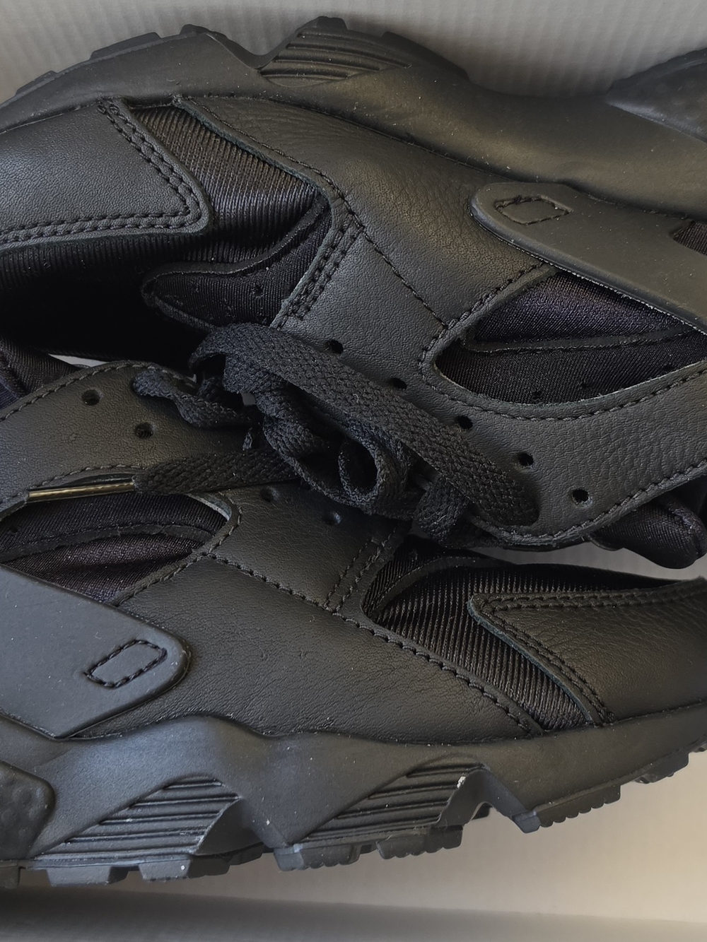 Nike Air Huarache "Triple Black / Anthracite" - Picture 2 of 12